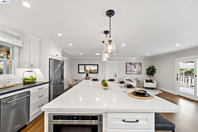 1021 Scots Ln, Walnut Creek, CA 94596