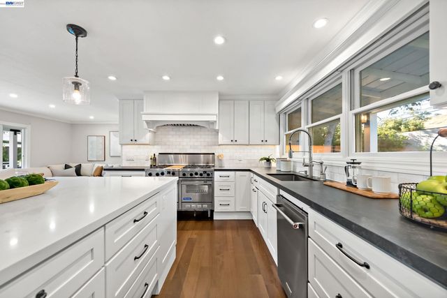 1021 Scots Ln, Walnut Creek, CA 94596