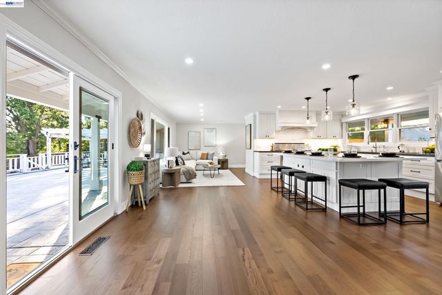 1021 Scots Ln, Walnut Creek, CA 94596