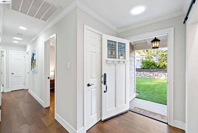 1021 Scots Ln, Walnut Creek, CA 94596