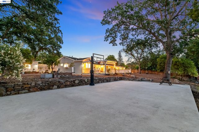 1021 Scots Ln, Walnut Creek, CA 94596