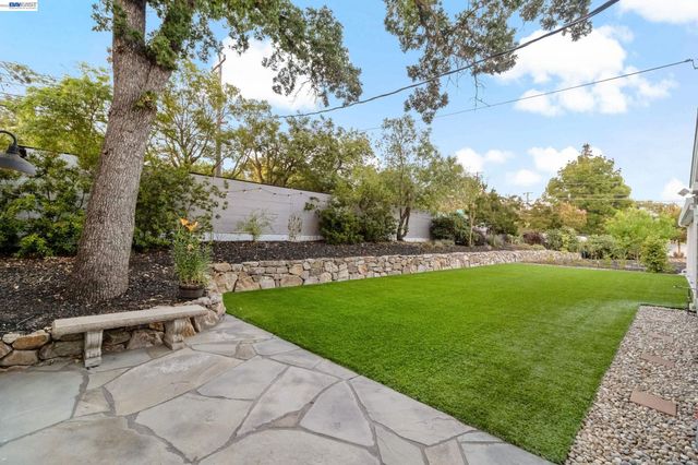 1021 Scots Ln, Walnut Creek, CA 94596