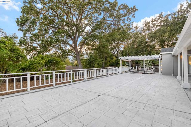 1021 Scots Ln, Walnut Creek, CA 94596
