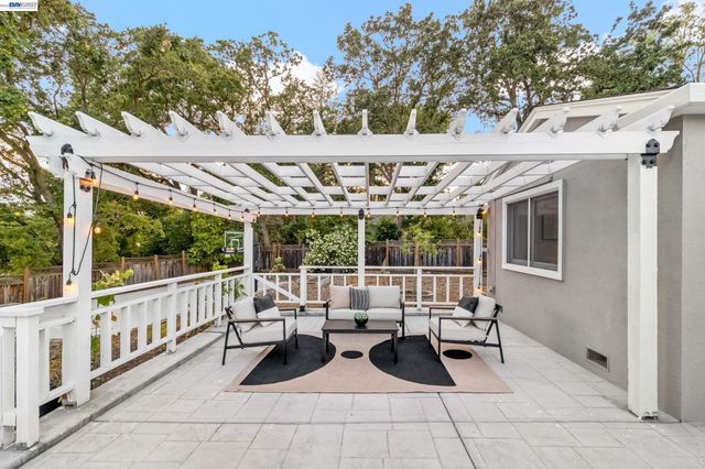 1021 Scots Ln, Walnut Creek, CA 94596