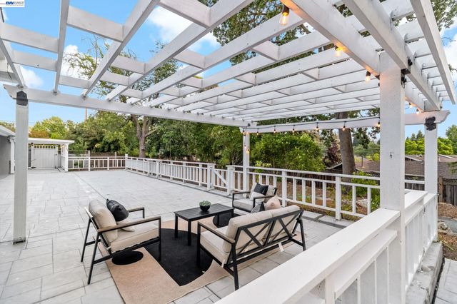 1021 Scots Ln, Walnut Creek, CA 94596