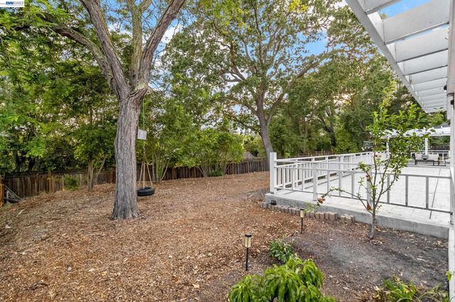 1021 Scots Ln, Walnut Creek, CA 94596