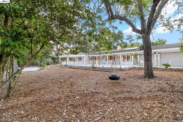 1021 Scots Ln, Walnut Creek, CA 94596