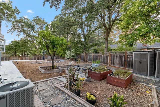 1021 Scots Ln, Walnut Creek, CA 94596