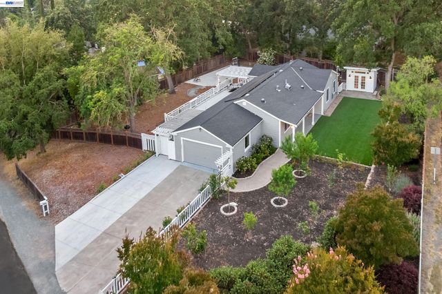 1021 Scots Ln, Walnut Creek, CA 94596