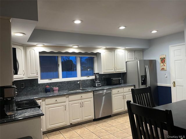 3 Decatur Lane, Lake Grove, NY 11755