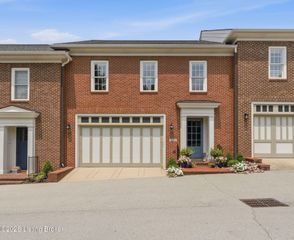 8211 Maris Ct, Louisville, KY 40241
