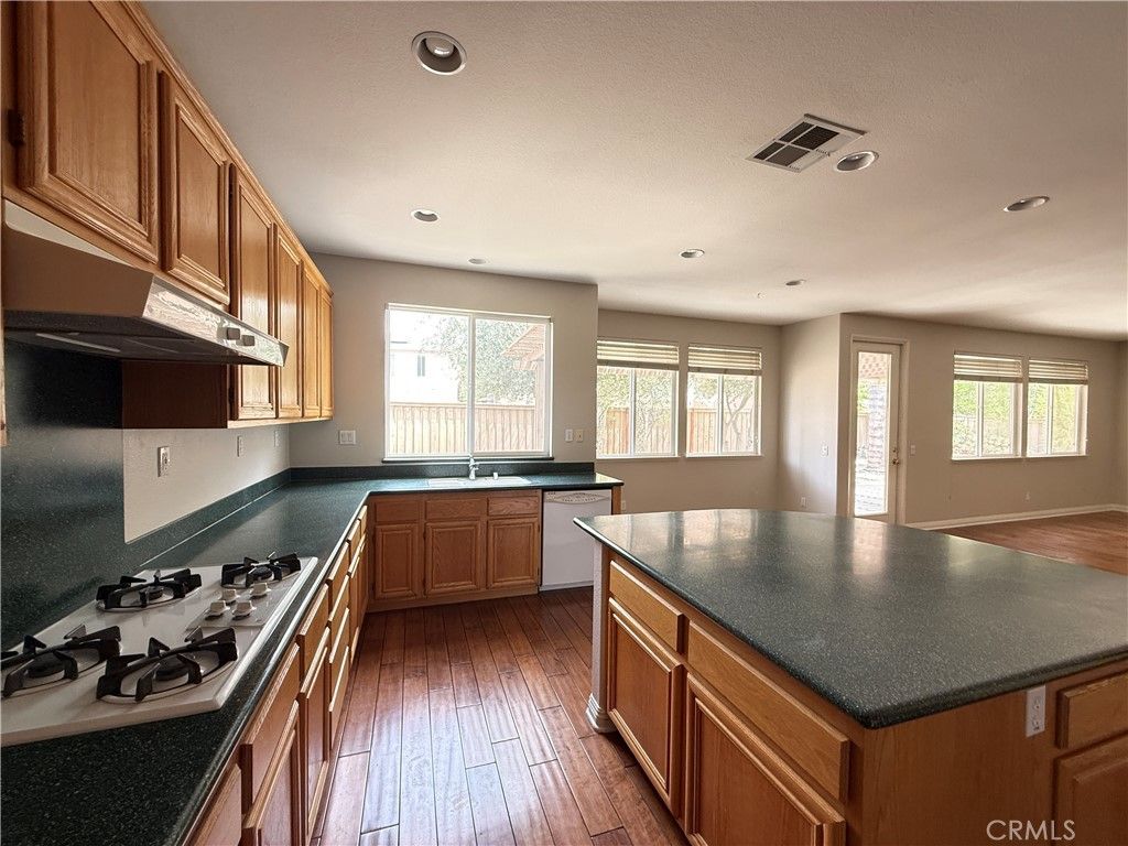Image 5 of property listing at 38218 Clera Creek St., Murrieta, CA 92562