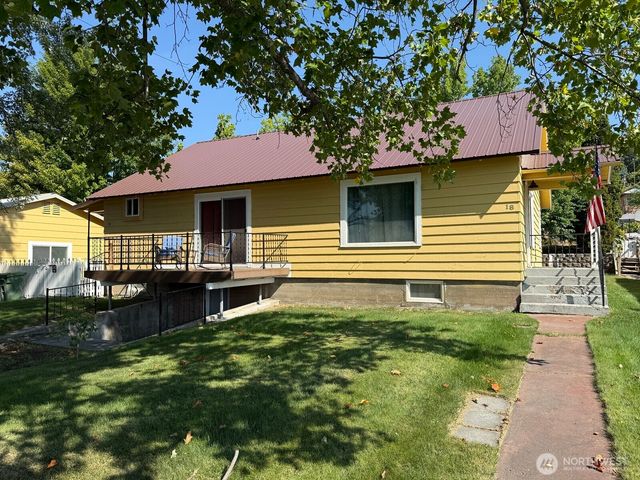 18 Cherry Avenue W, Omak, WA 98841