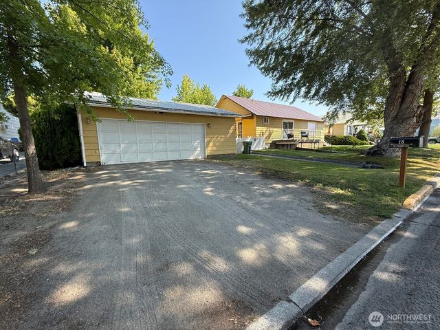 18 Cherry Avenue W, Omak, WA 98841