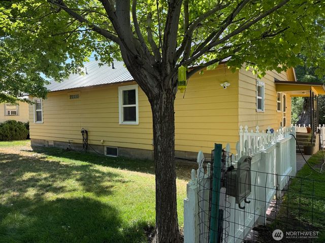 18 Cherry Avenue W, Omak, WA 98841