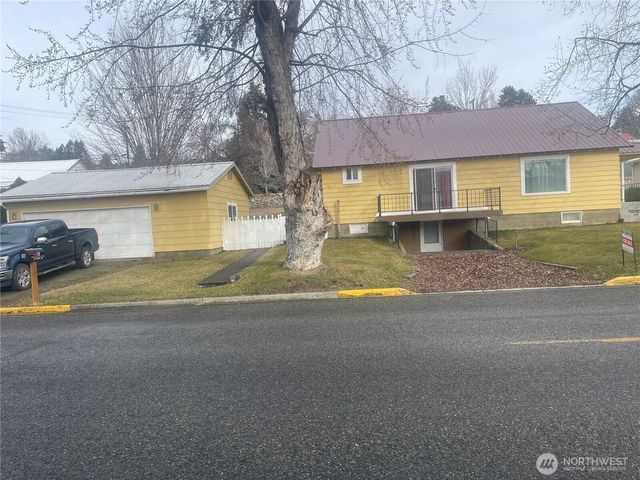 18 Cherry Avenue W, Omak, WA 98841