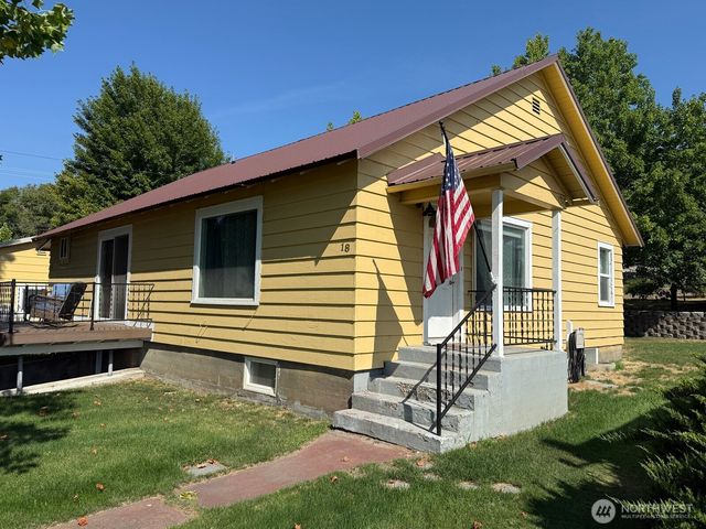 18 Cherry Avenue W, Omak, WA 98841