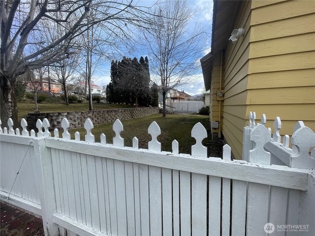 18 Cherry Avenue W, Omak, WA 98841