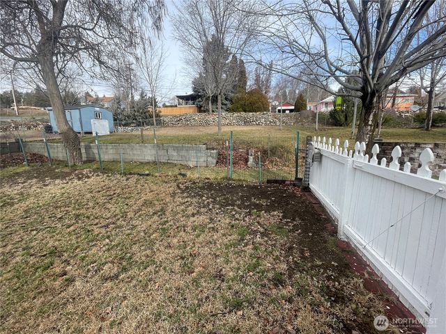 18 Cherry Avenue W, Omak, WA 98841