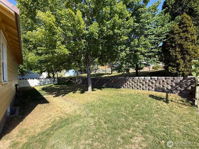 18 Cherry Avenue W, Omak, WA 98841
