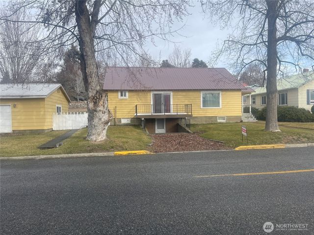 18 Cherry Avenue W, Omak, WA 98841