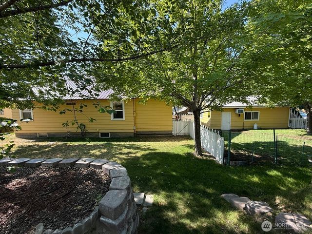 18 Cherry Avenue W, Omak, WA 98841