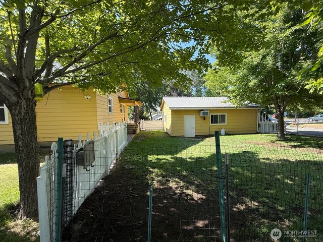 18 Cherry Avenue W, Omak, WA 98841