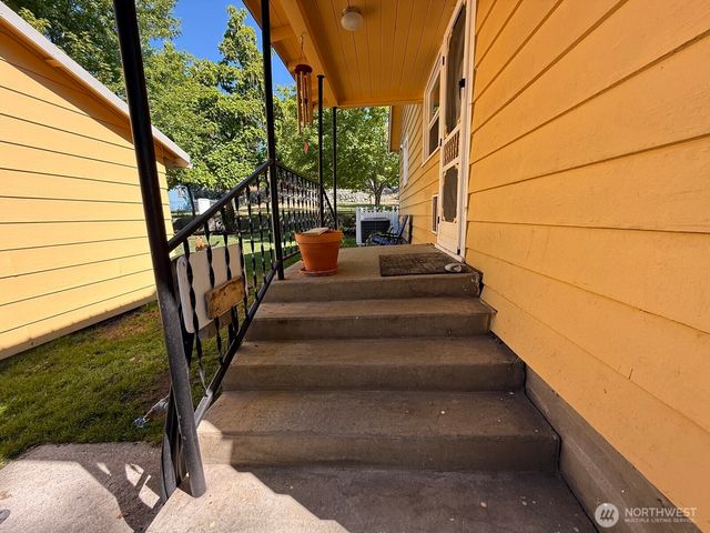 18 Cherry Avenue W, Omak, WA 98841