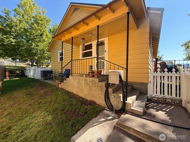 18 Cherry Avenue W, Omak, WA 98841