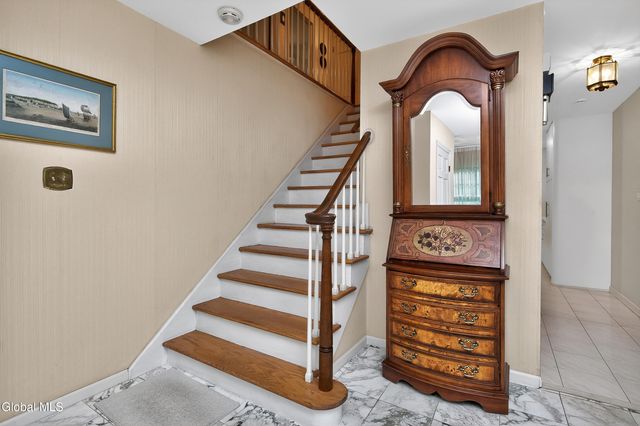 888 Meadow Lane, Niskayuna, NY 12309