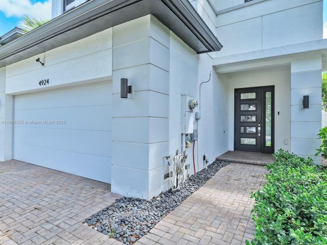 4924 Whispering Way, Dania Beach, FL 33312