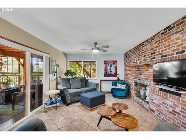 725 Nw MAWRCREST Dr, Gresham, OR 97030