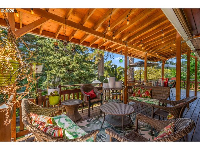 725 Nw MAWRCREST Dr, Gresham, OR 97030
