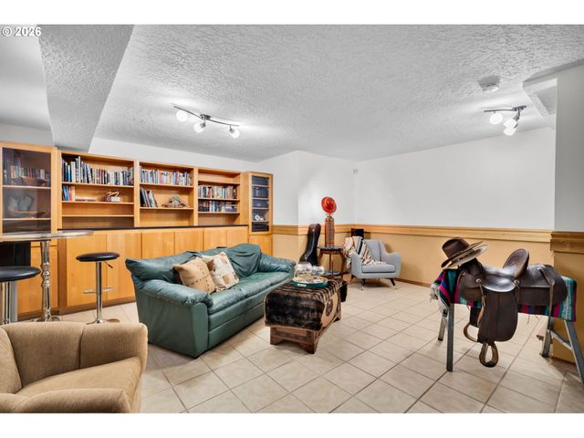 725 Nw MAWRCREST Dr, Gresham, OR 97030