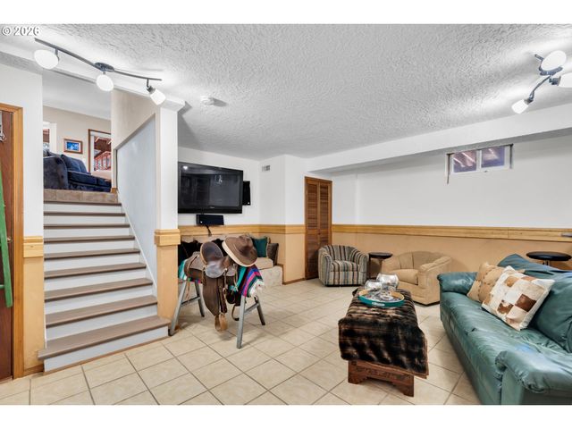 725 Nw MAWRCREST Dr, Gresham, OR 97030