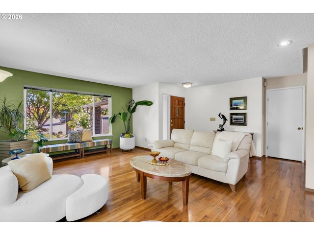 725 Nw MAWRCREST Dr, Gresham, OR 97030