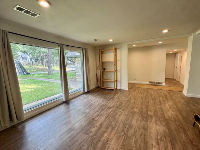 211 Mill Creek Drive, Arlington, TX 76010