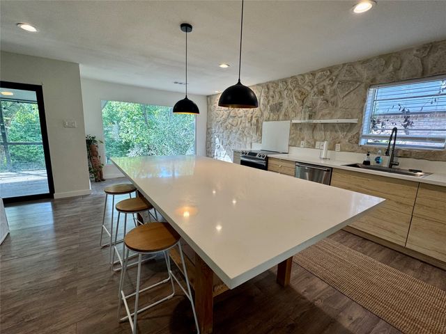 211 Mill Creek Drive, Arlington, TX 76010