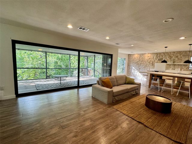 211 Mill Creek Drive, Arlington, TX 76010