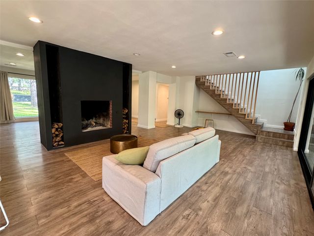 211 Mill Creek Drive, Arlington, TX 76010