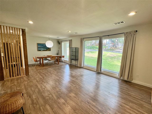 211 Mill Creek Drive, Arlington, TX 76010