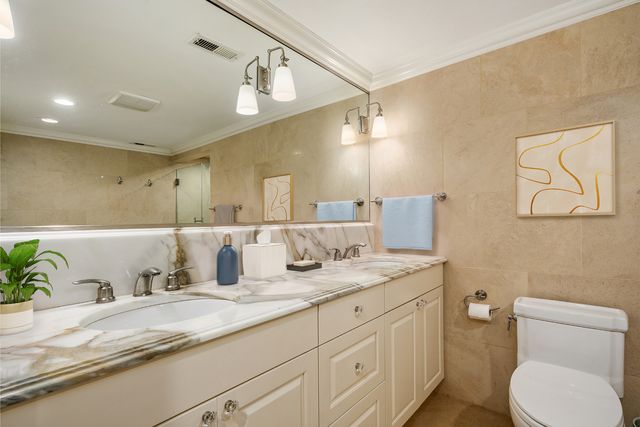82 E Elm Street 1, Chicago, IL 60611
