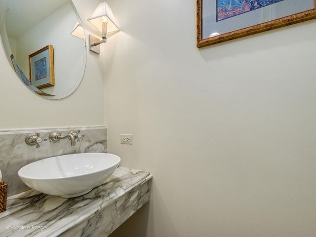 82 E Elm Street 1, Chicago, IL 60611