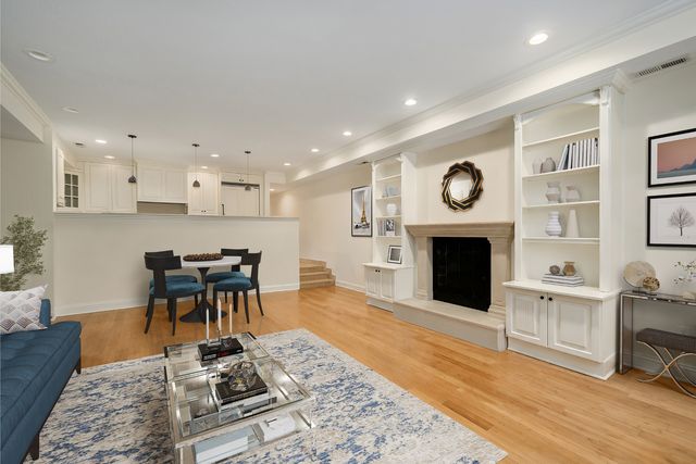 82 E Elm Street 1, Chicago, IL 60611