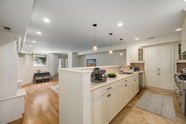 82 E Elm Street 1, Chicago, IL 60611