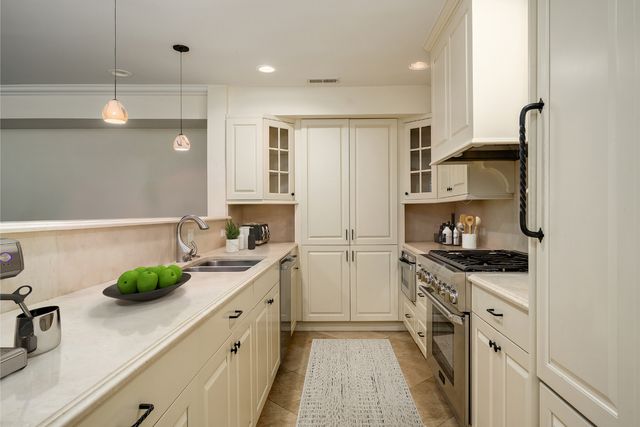 82 E Elm Street 1, Chicago, IL 60611