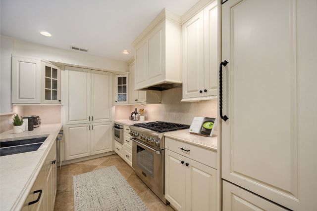 82 E Elm Street 1, Chicago, IL 60611