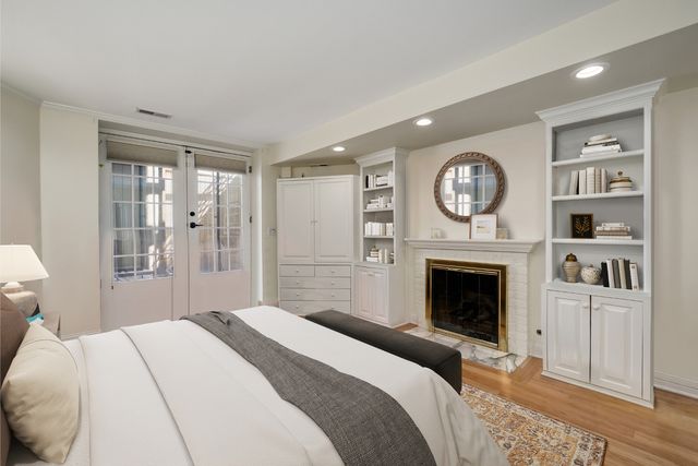 82 E Elm Street 1, Chicago, IL 60611
