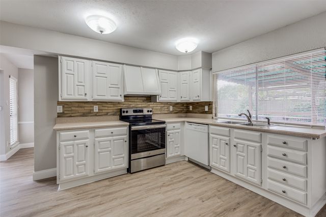 1930 Rambling Ridge Lane, Carrollton, TX 75007