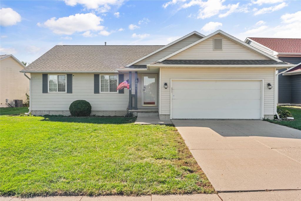 2806 Shadow Creek Lane, Des Moines, IA 50320